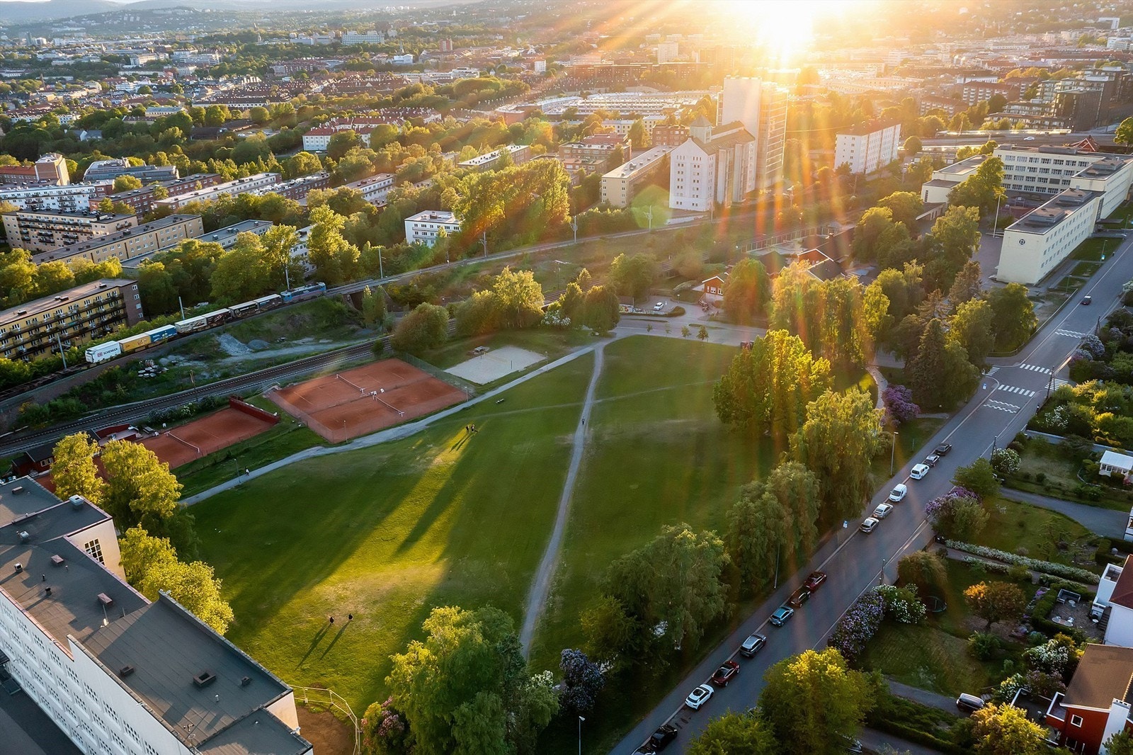 Rett bak boligen finner du Sinsenparken med sine tennisbaner og sandvolleyballbaner. Galleribilde