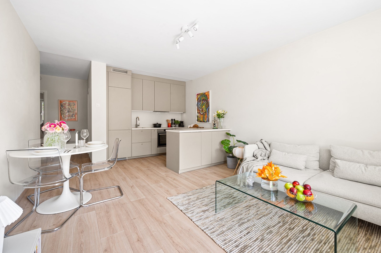 Boligen har en meget god planløsning og holder høy standard. Stuen er av god størrelse med plass til sofa, tilhørende salongbord og TV-seksjon. Galleribilde