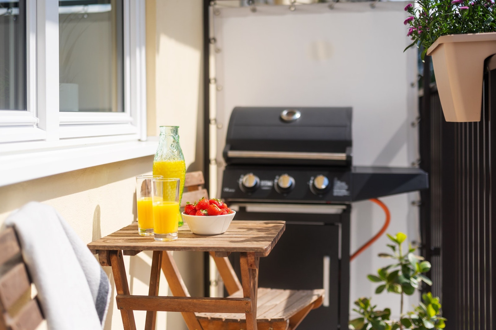 Nyt late dager på egen balkong med plass til utemøbler. Her kan du grille, slappe av og nyte utsikten - alt på egen balkong. Galleribilde