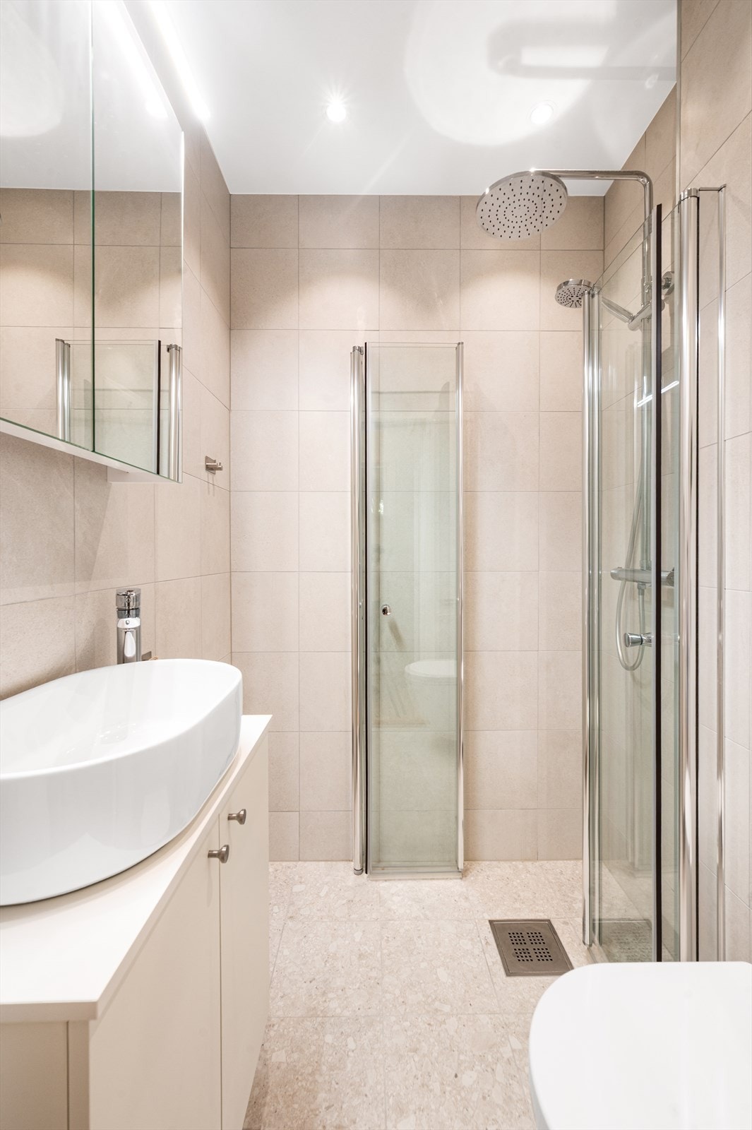 Ved totalrenovering av bad/wc i 2024 ble det valgt utsøkte materialer og høy grad av finish. Overflatene er lyse og er stilfullt innredet med beige vegg- og gulvfliser. Skikkelig spafølelse! Galleribilde