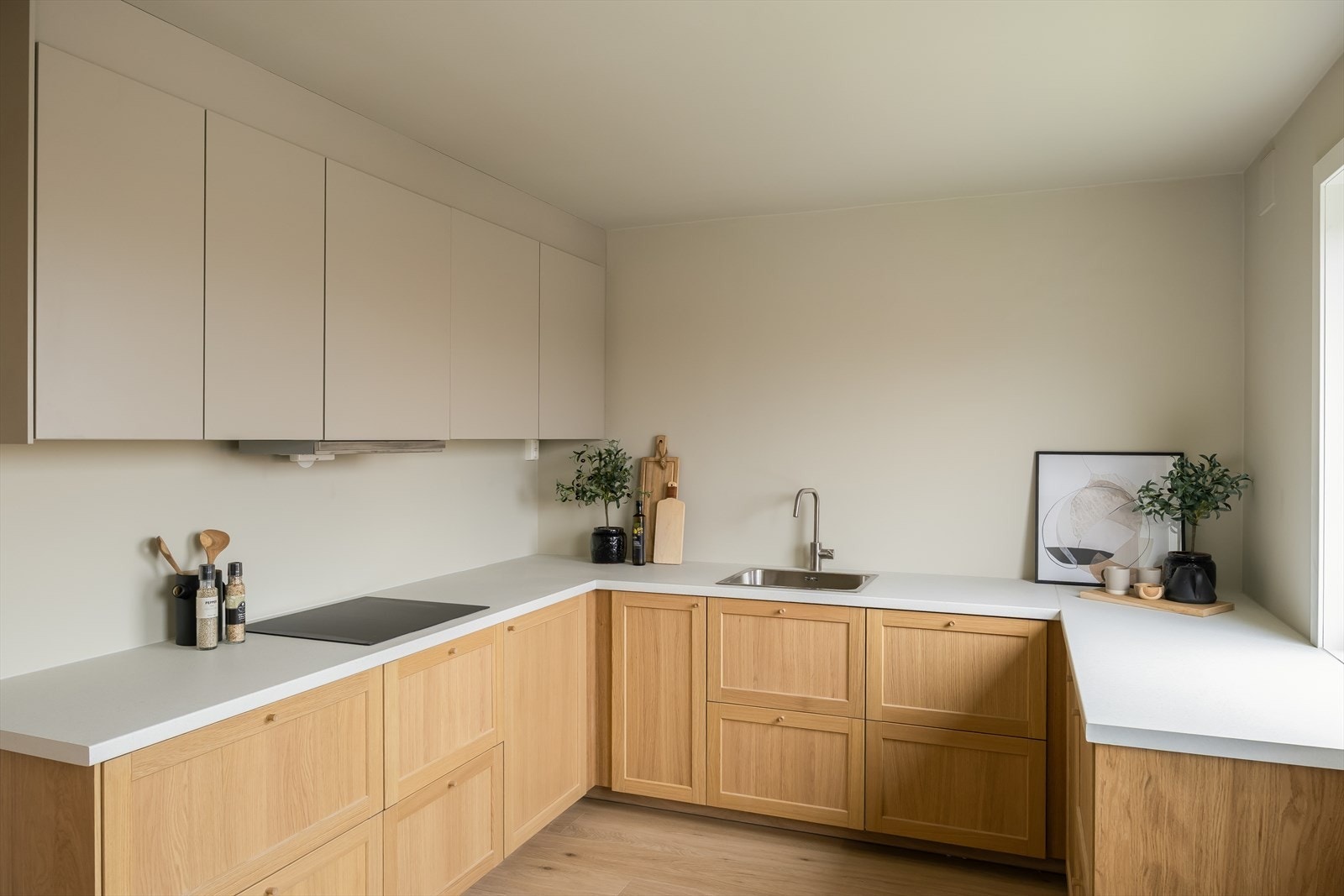 Komfyrvakt er installert på platetoppen, samt automatisk stoppekran med gulvføler er installert i skap under oppvaskkum. Galleribilde