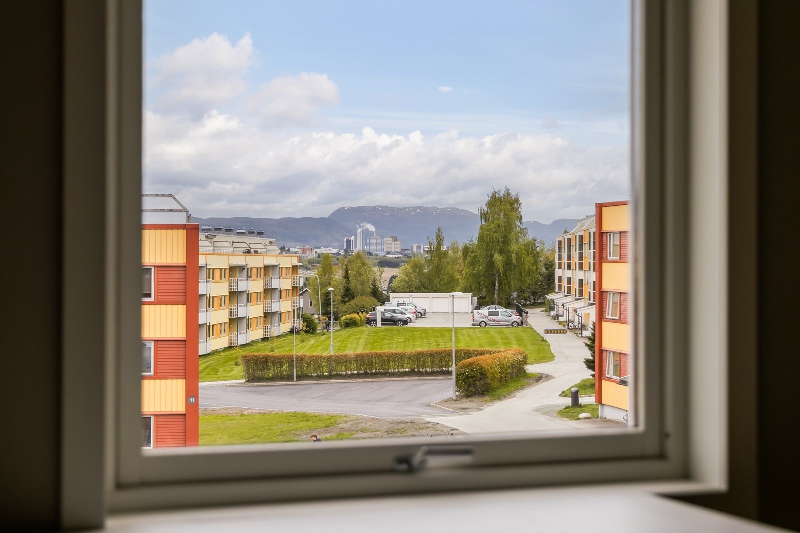 Både fra verandaen og vinduet på kjøkkenet har man flott utsikt mot sør. Galleribilde