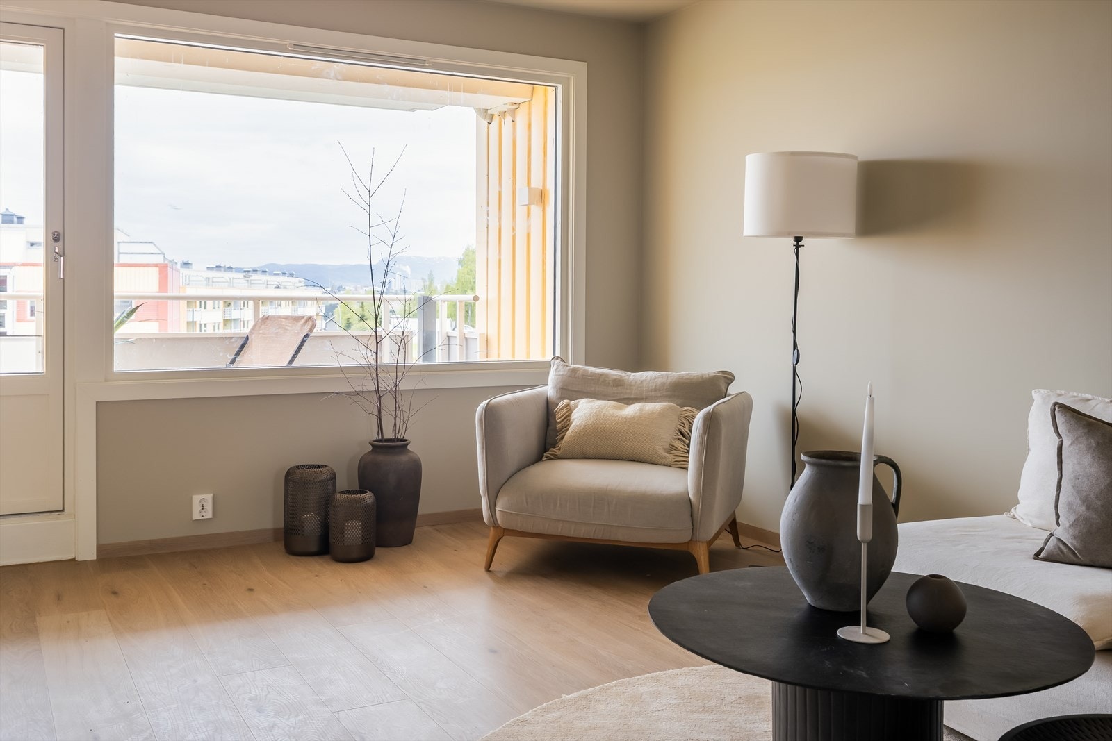 De store vindusflatene slipper masse lys inn i leiligheten, og er med på å skape en trivelig atmosfære. Galleribilde