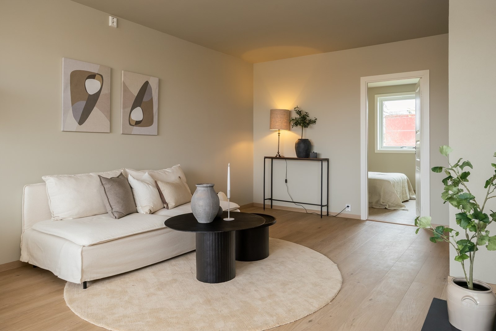 Hele leiligheten er malt opp i moderne farger. På stuen finner man samt mulighet for å sette inn peis for vedfyring. Galleribilde