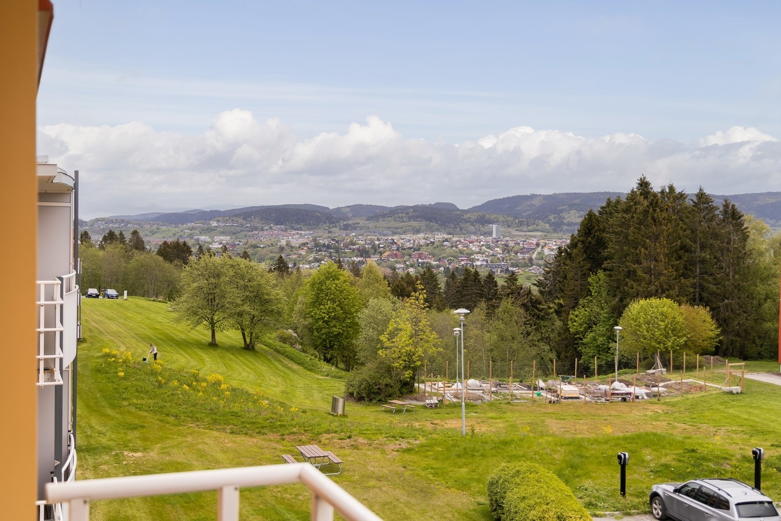 Her sitter man forholdsvis usjenert, da det er frodige og store grøntområder som omkranser området. Galleribilde