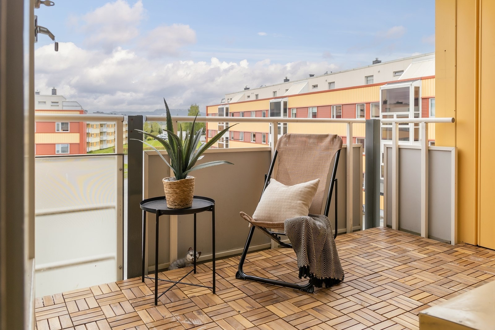 Størrelsen på verandaen gjør at man har gode møbleringsmuligheter. Galleribilde