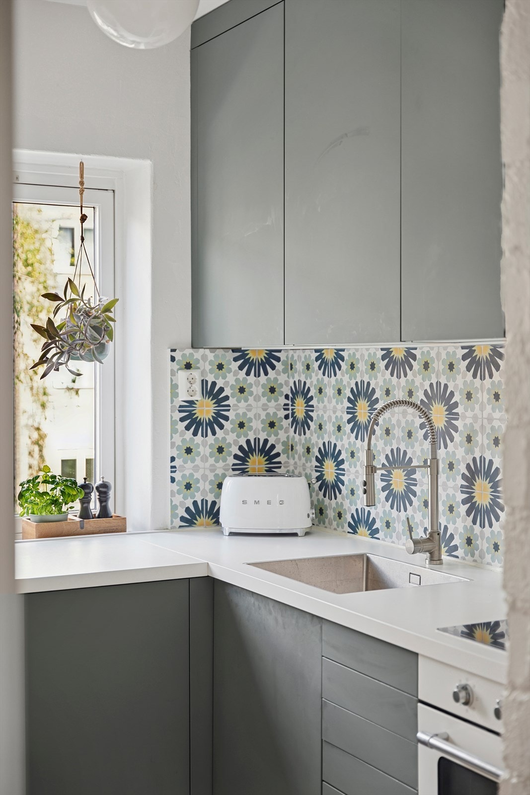 Kjøkkenet er utstyrt med laminat benkeplate, nedfelt kum og ett-greps blandebatteri Galleribilde