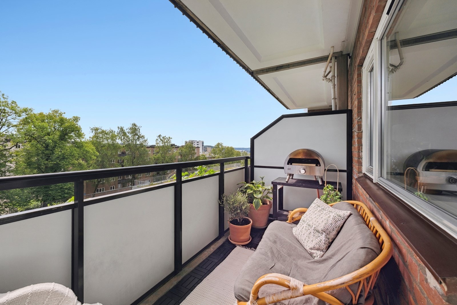 På balkong er det plass til både sittegruppe og grill Galleribilde