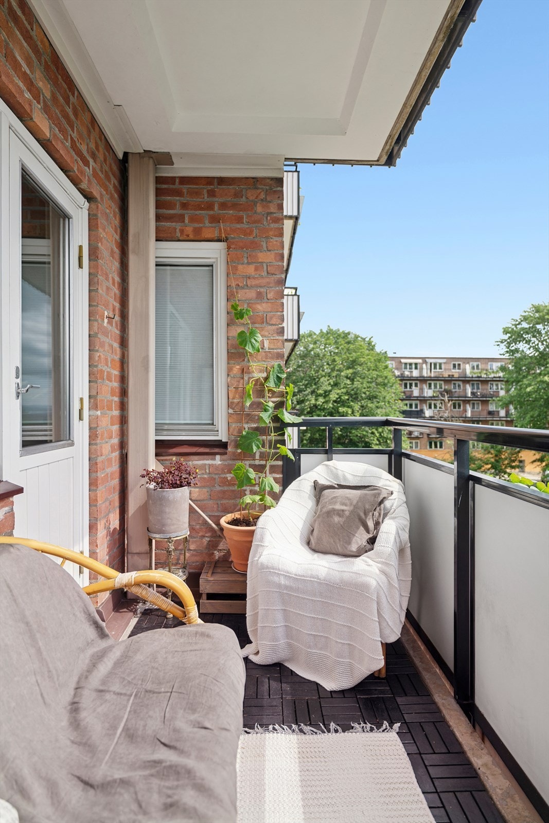 Her sitter du skjermet til i stille omgivelser Galleribilde