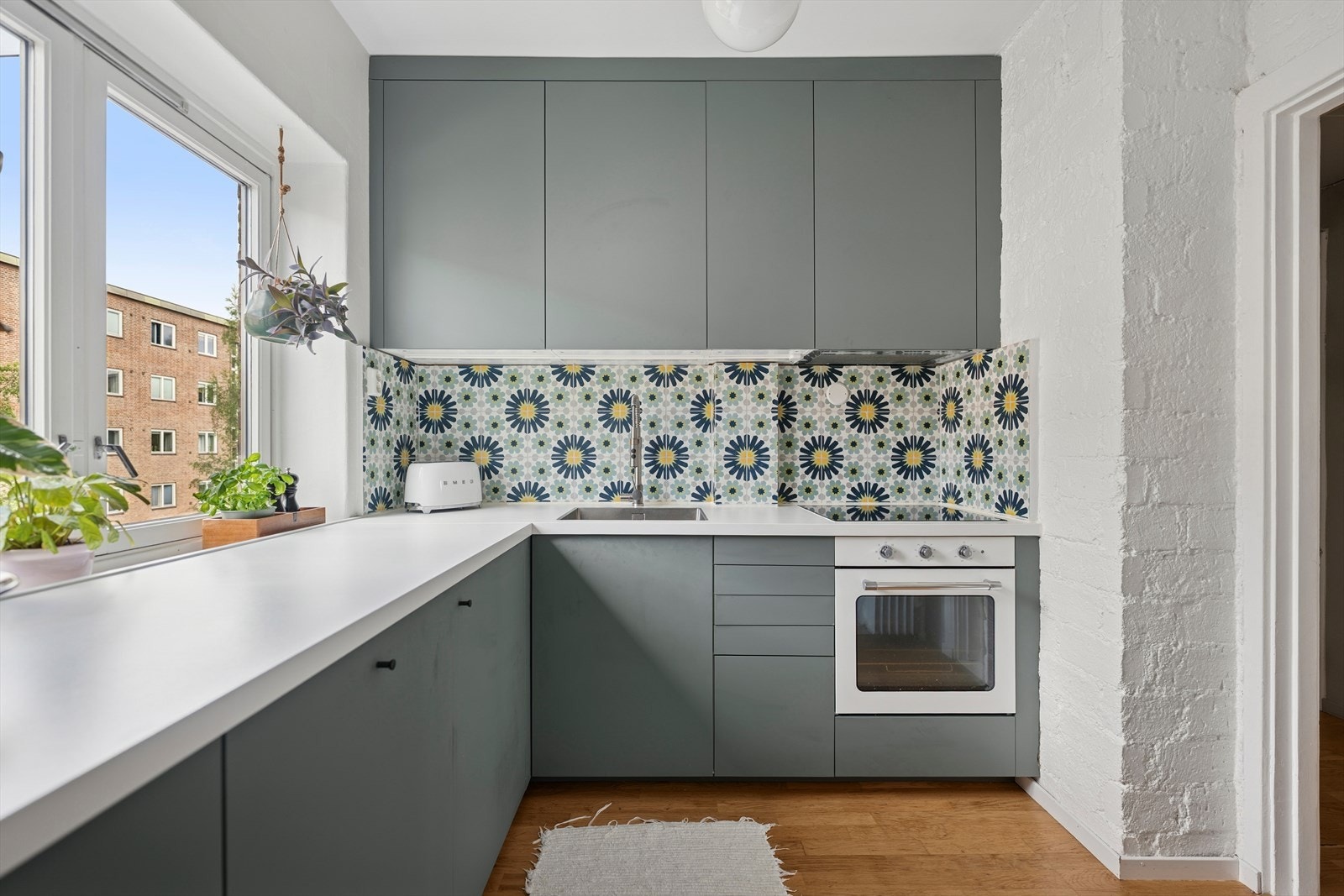 Ikea kjøkkeninnredning fra 2021. Her har du rikelig med skap og benkeplass Galleribilde