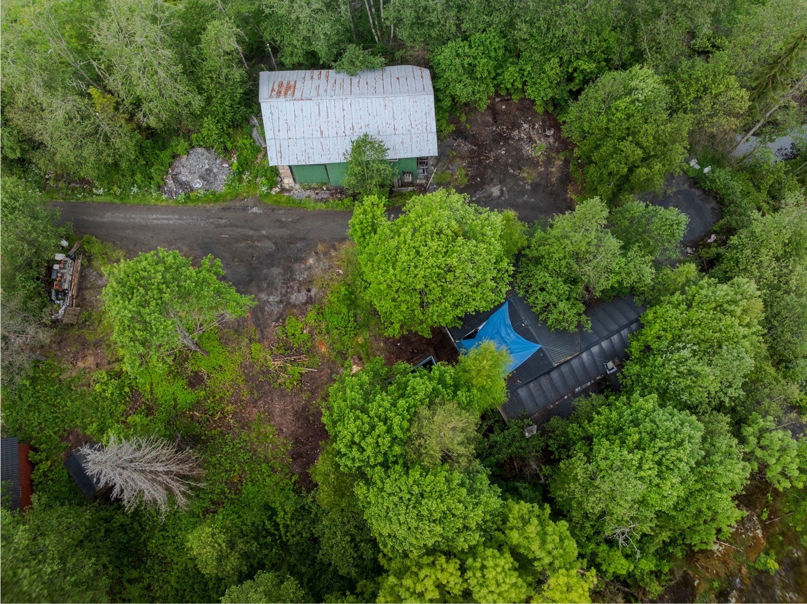 Det medfølger en garasje med god plass til bil, samt gode lagringsmuligheter. Her kan du oppbevare sportsutstyr, sykler og det du måtte trenge. Galleribilde