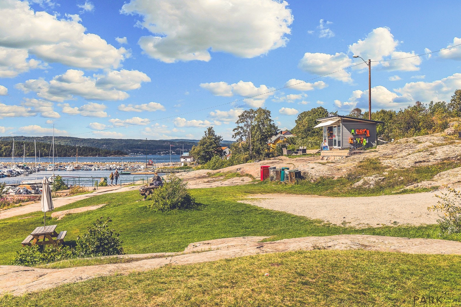 Fagerstrand har Nesoddens største badestrand med en strandlinje på ca. 300 meter, kun ca. 15 minutter unna med bil fra eiendommen. Galleribilde