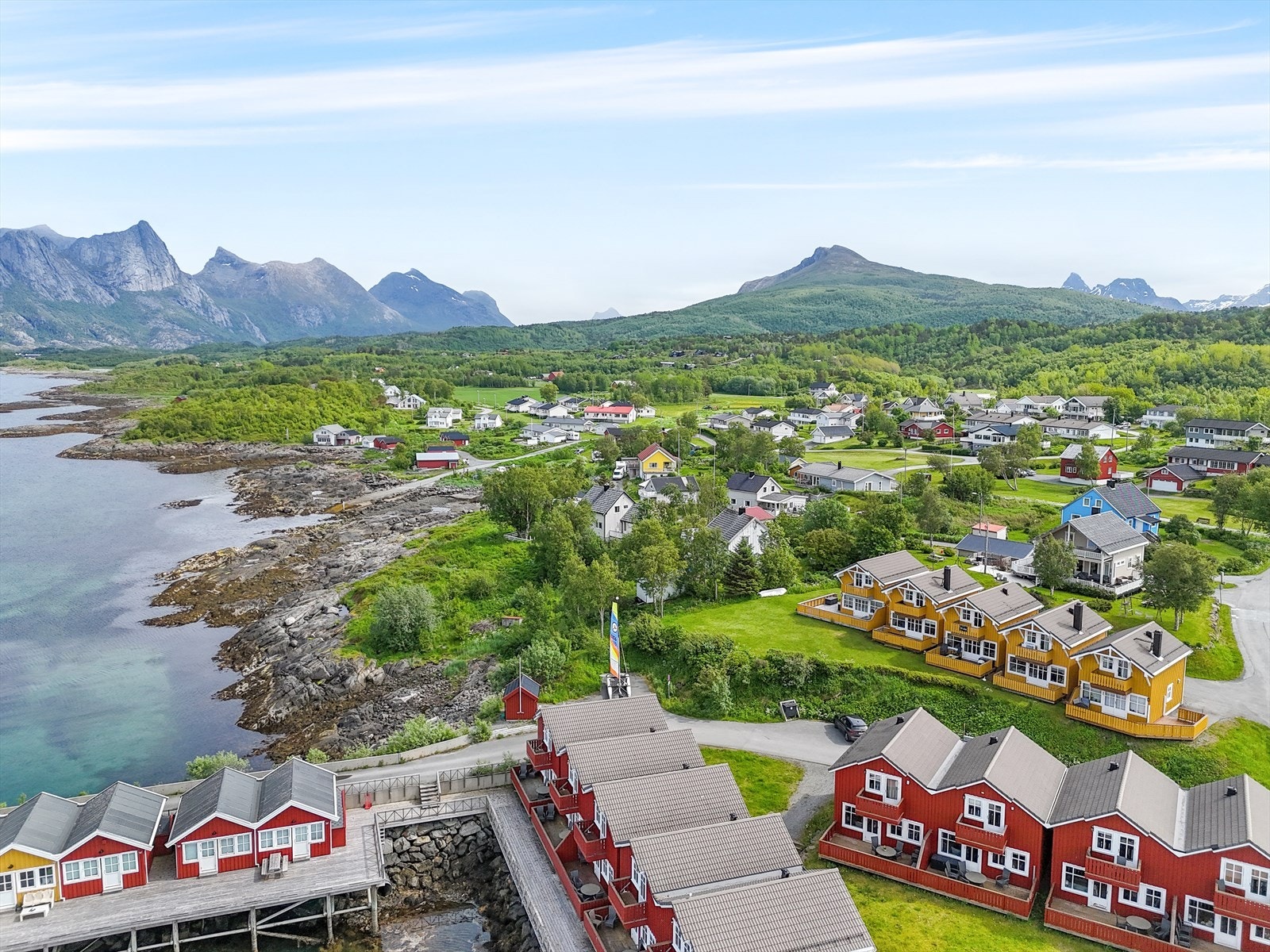 Unik beliggenhet sentralt på Kjerringøy handelssted, i vakre sjø- og fjellomgivelser. Galleribilde