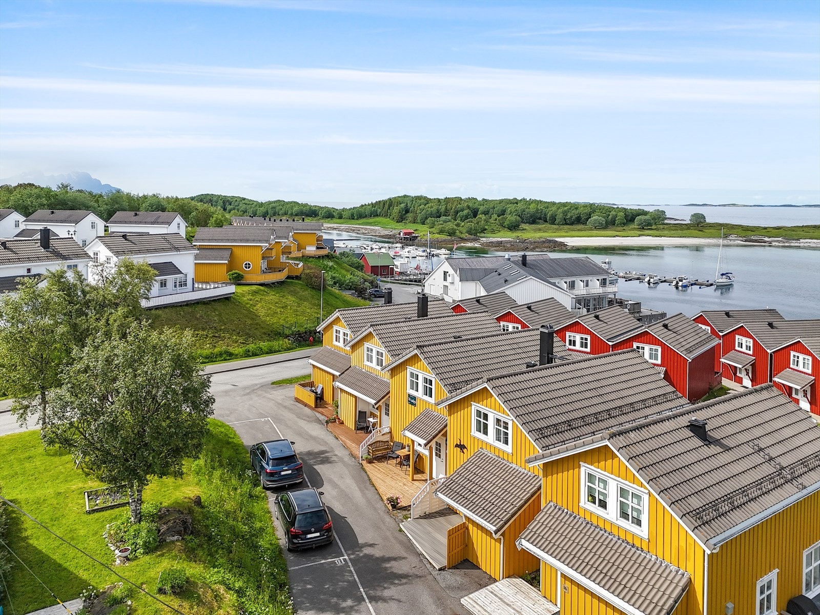 Egen parkeringsplass ved Sjøhusets inngangsside. Galleribilde