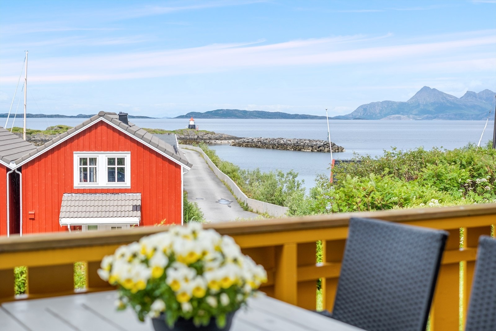 Terrasse. Sjønær beliggenhet, med elementene nærmest inn stuedøra... Galleribilde