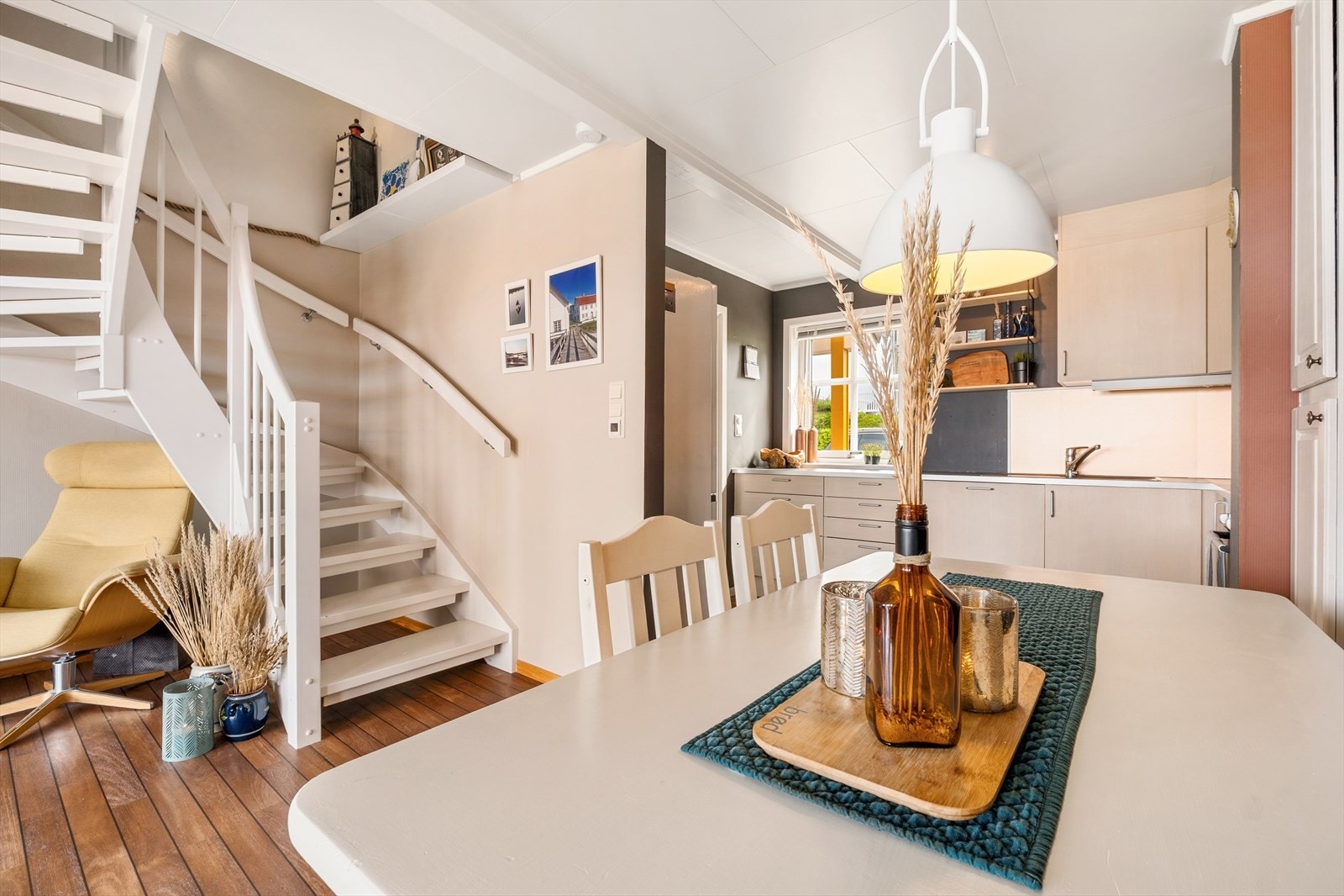 Spisestuedel, med kjøkken i bakgrunnen. Adkomst 2. etg. Galleribilde