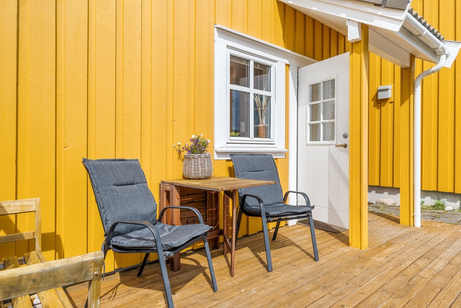 Terrasse på adkomstside, med plass til møbleringer. Galleribilde