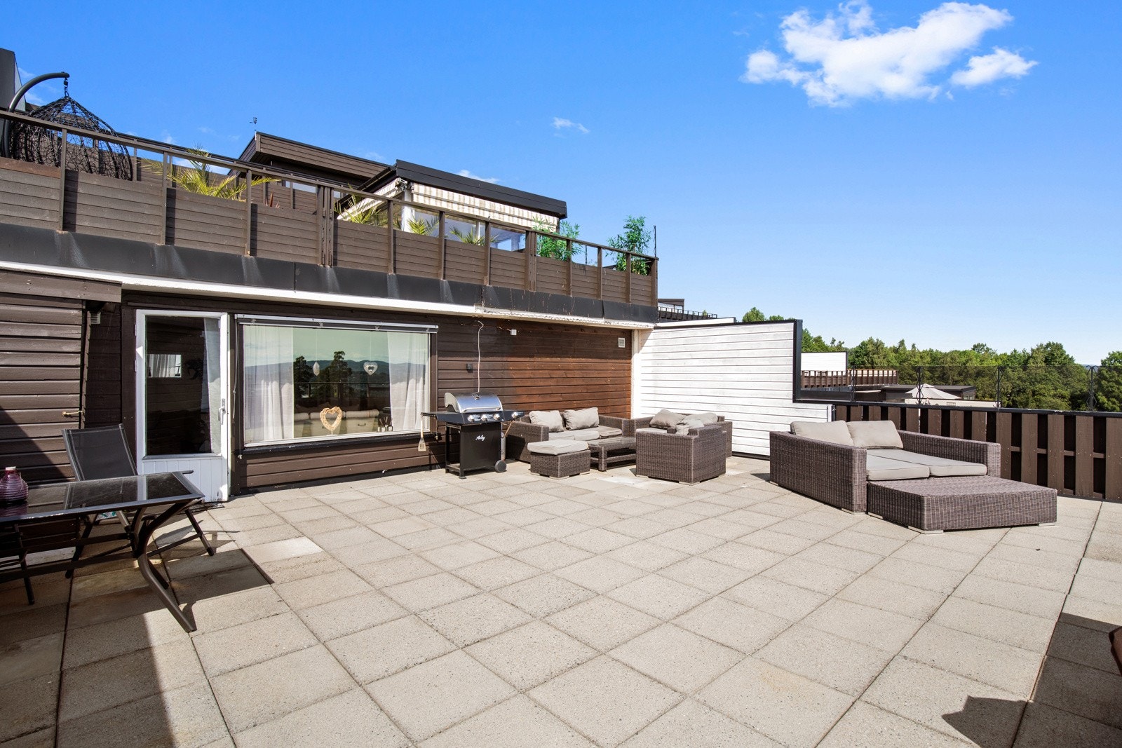 Stor terrasse med utebod og god plass til utelounge, grill, spisegruppe og blomster. Galleribilde