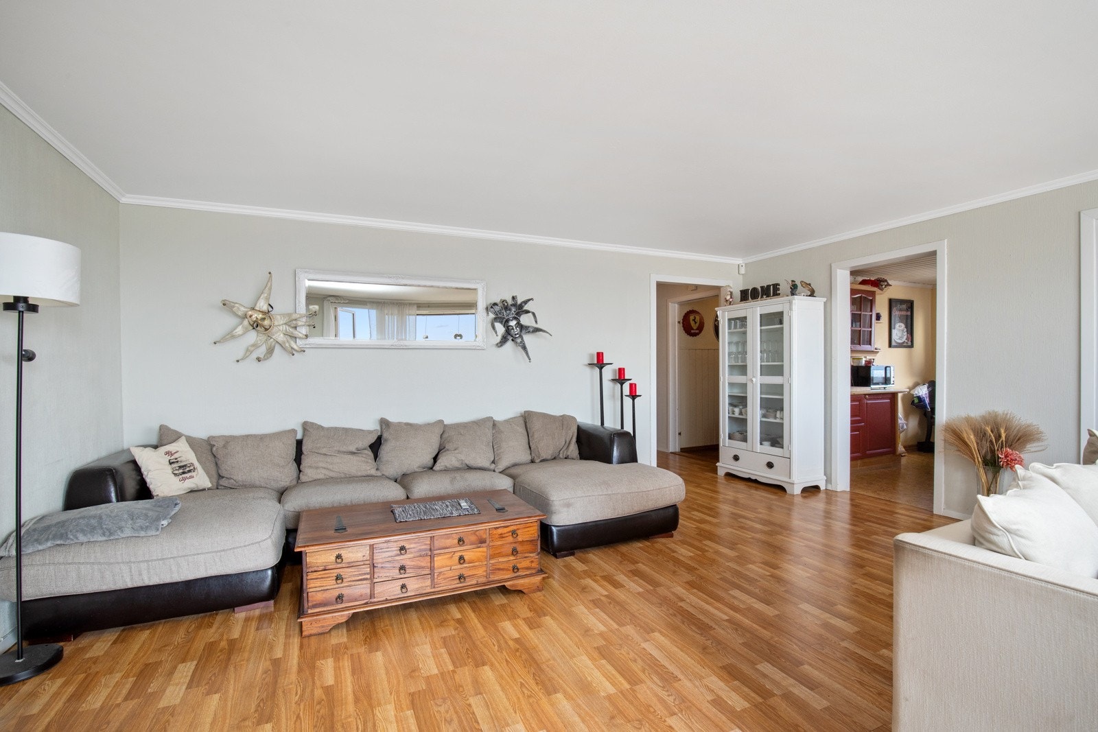 Romslig stue med plass til både sofagruppe og spisebord. Galleribilde