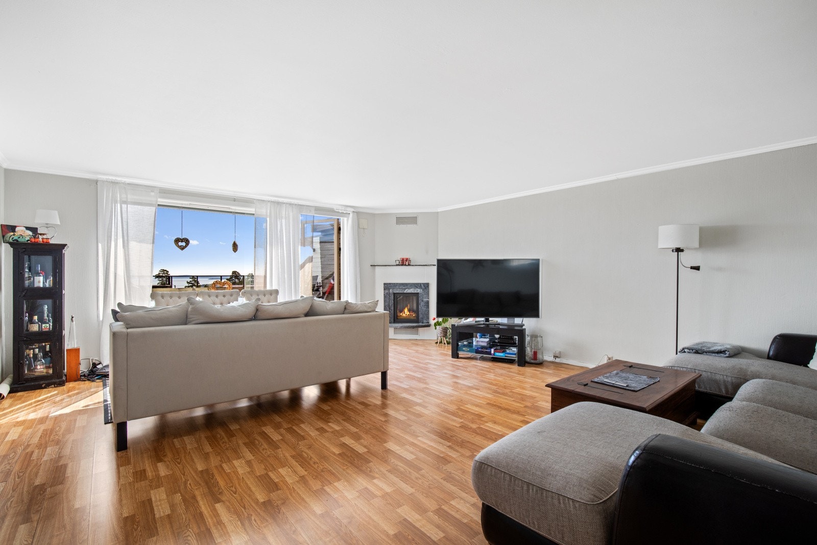 Rommet har store vinduer med nydelig utsikt og utgang til den store terrassen. Galleribilde