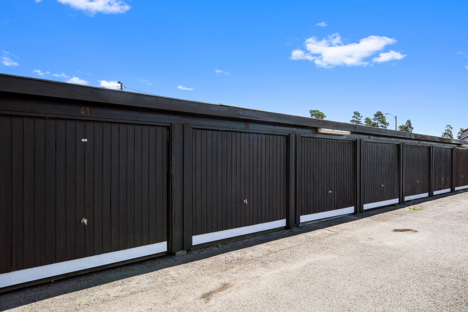 Garasjeplass i felles garasjerekke. Galleribilde