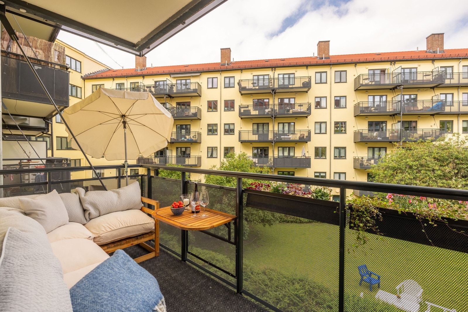 Leiligheten har en flott balkong som vender mot bakgård. Galleribilde