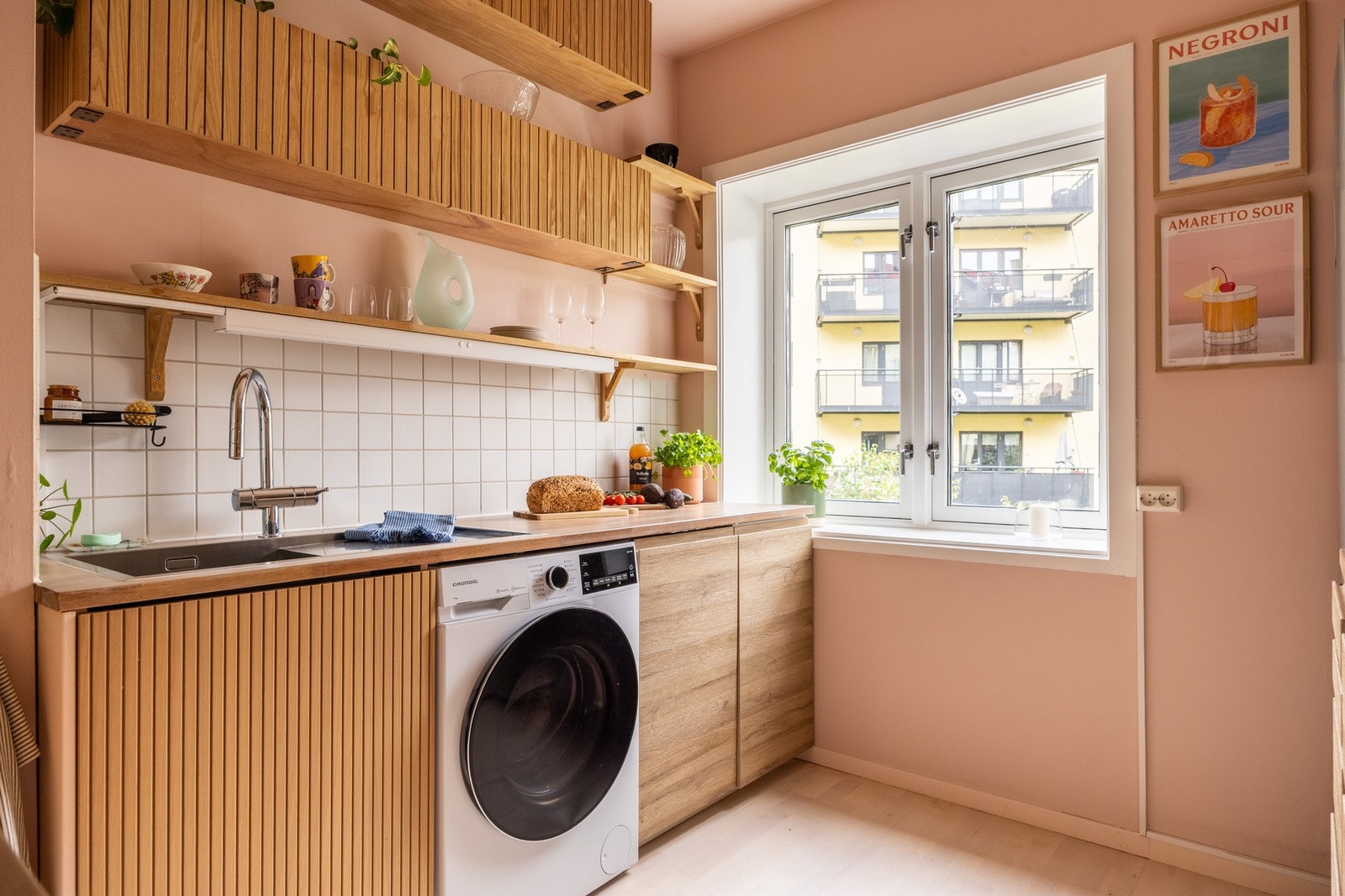 Videre har leiligheten et praktisk separat kjøkken. Galleribilde