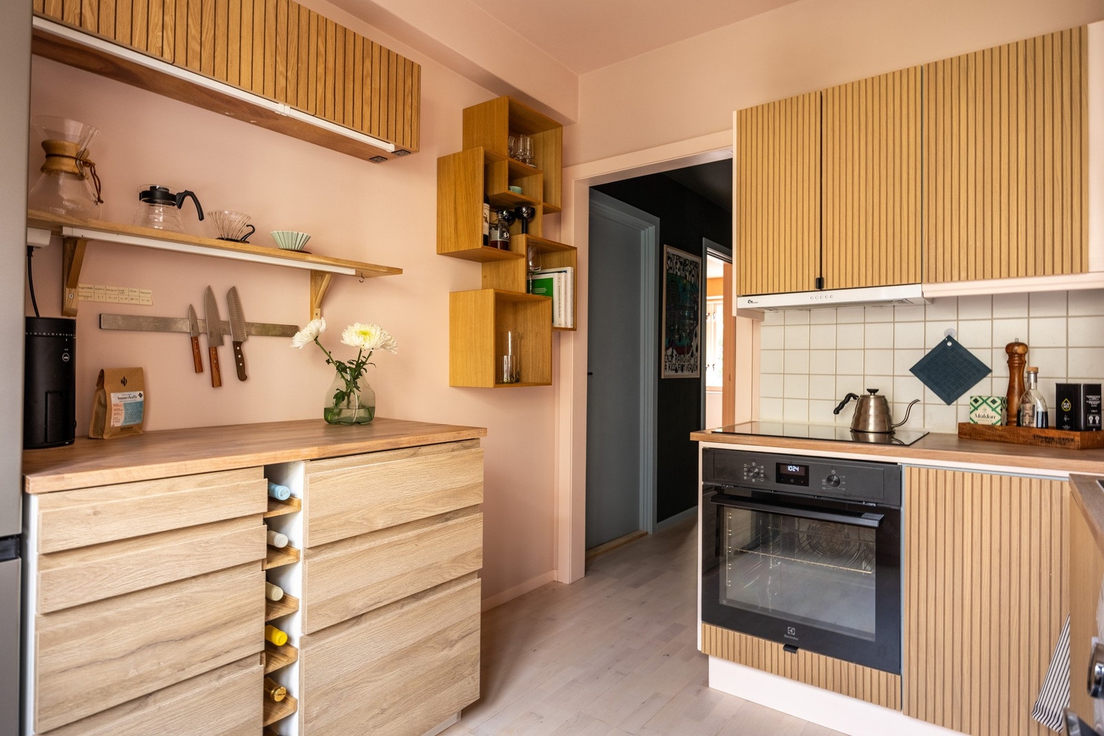 Det er integrerte hvitevarer, samt frittstående kjøleskap. Galleribilde