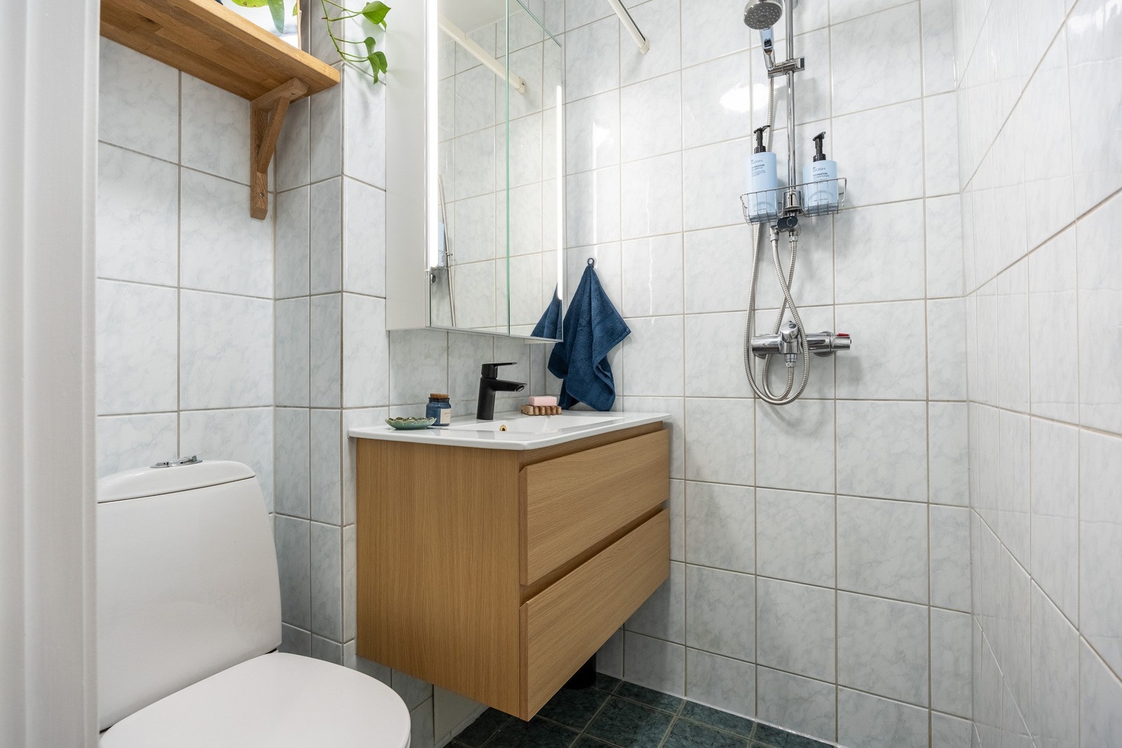 Videre har leiligheten et helfliset bad. Galleribilde