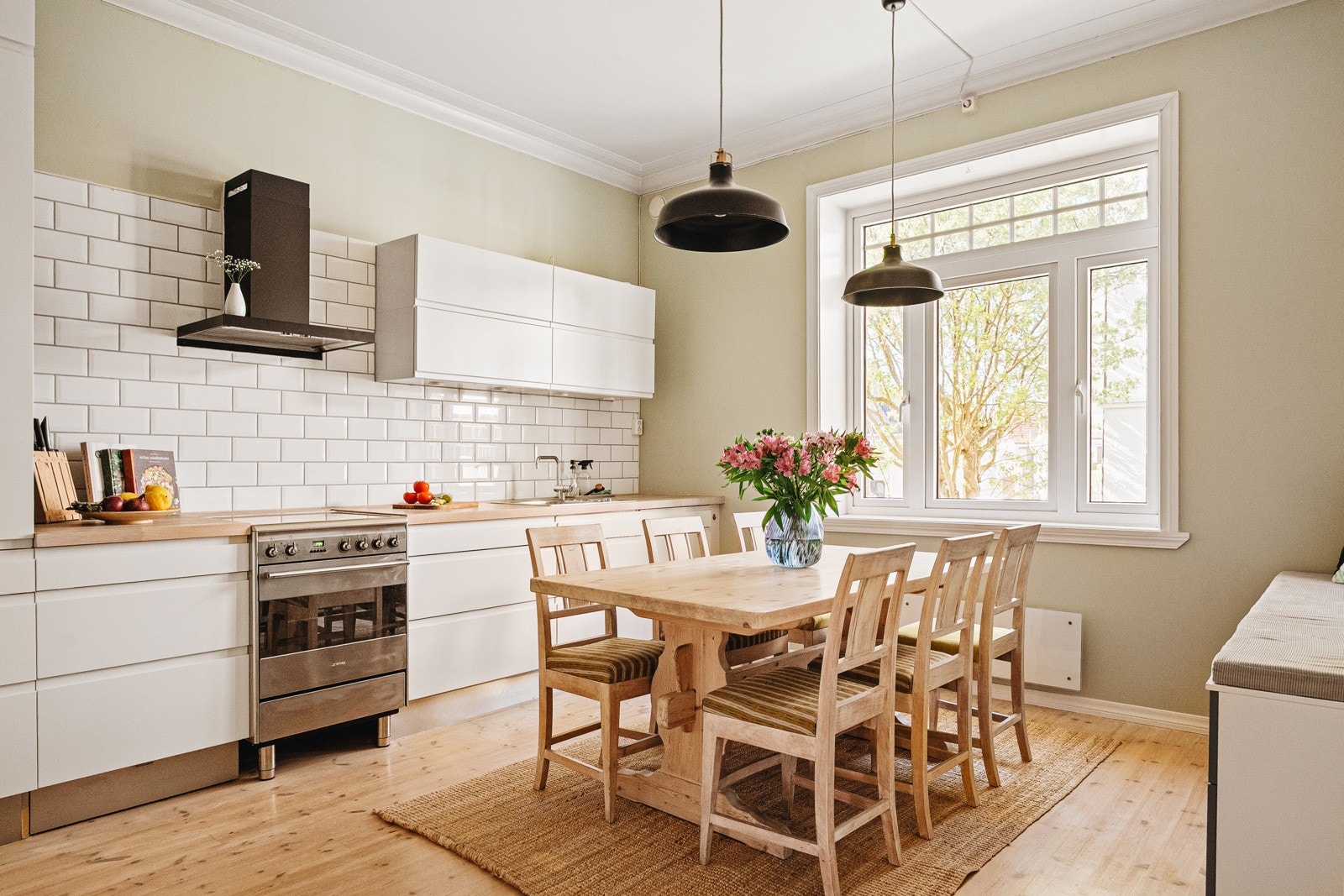 En nydelig leilighet med herlig tilbaketrukket beliggenhet. Rolig, likevel supersentralt i forhold til alt du trenger! Velkommen til Søndre Allmenningen 16. Galleribilde