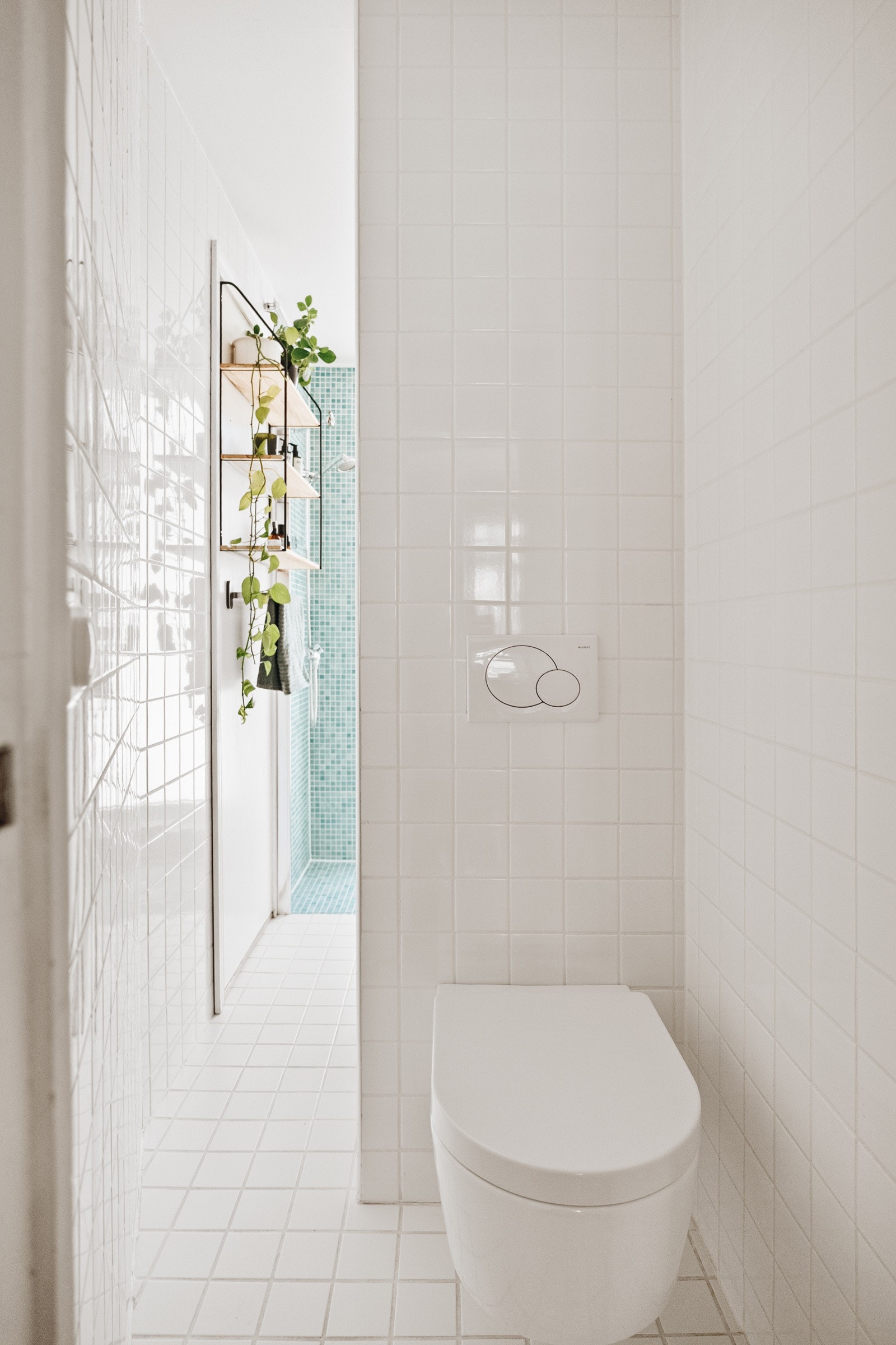 Vegghengt toalett med innebygd sisterne. Galleribilde