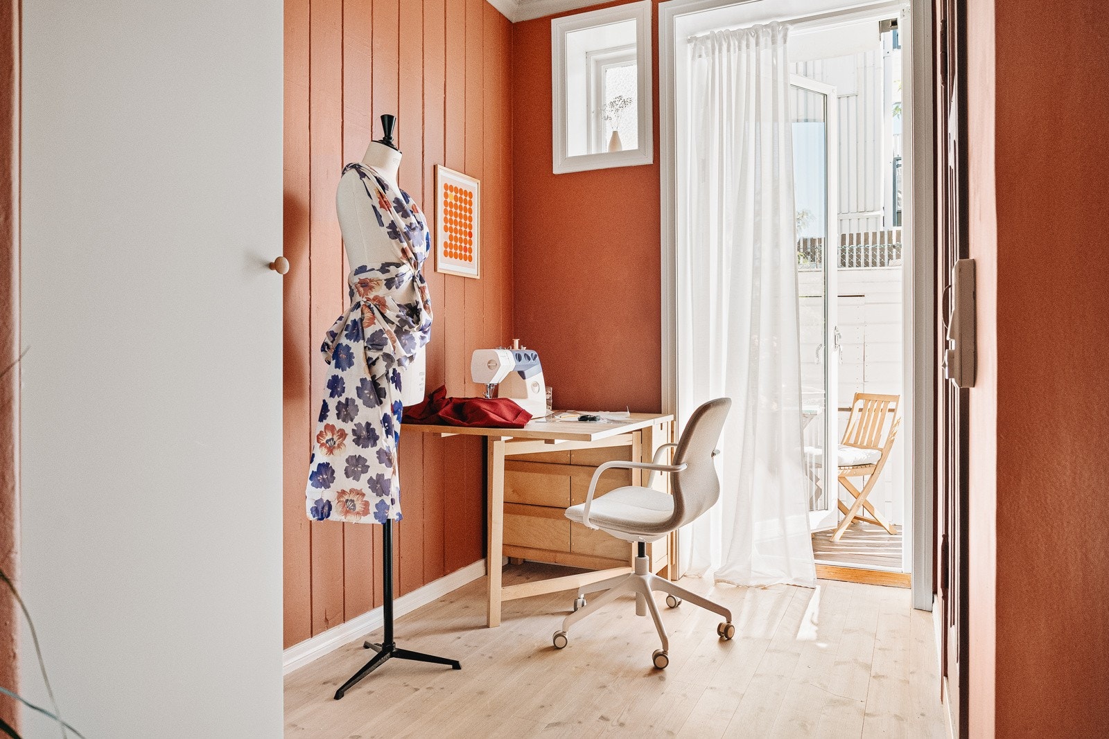 Det andre soverommet er malt i en dus og behagelig fargepalett. Galleribilde