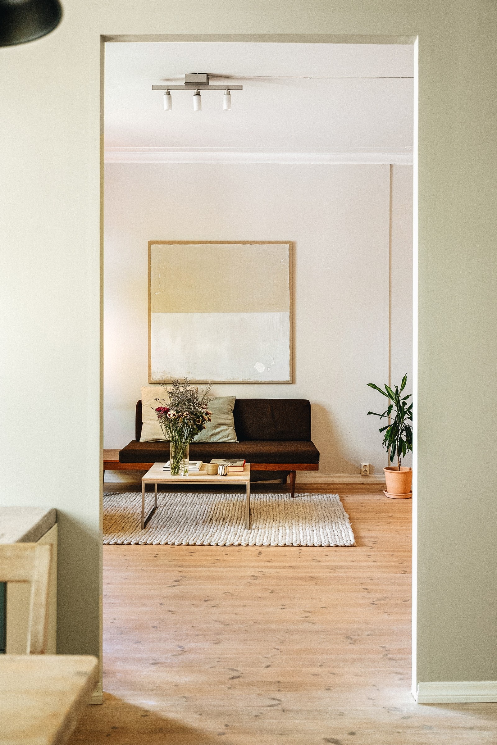 Det er åpnet opp mellom kjøkken og stue, noe som virkelig forsterker den luftige romfølelsen. Galleribilde