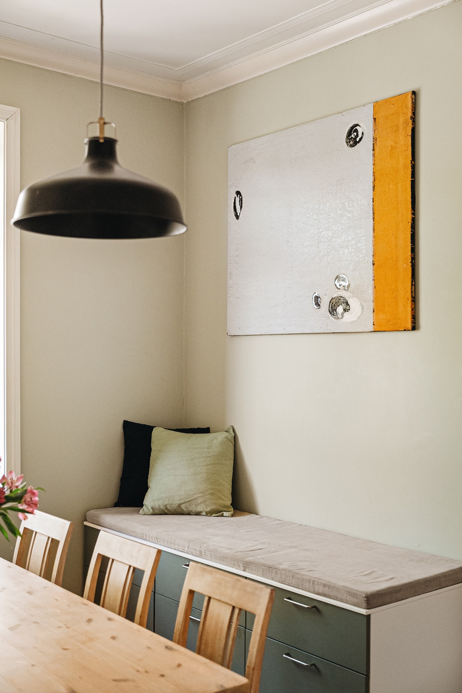 Trivelig sofabenk, som er løst montert. Galleribilde