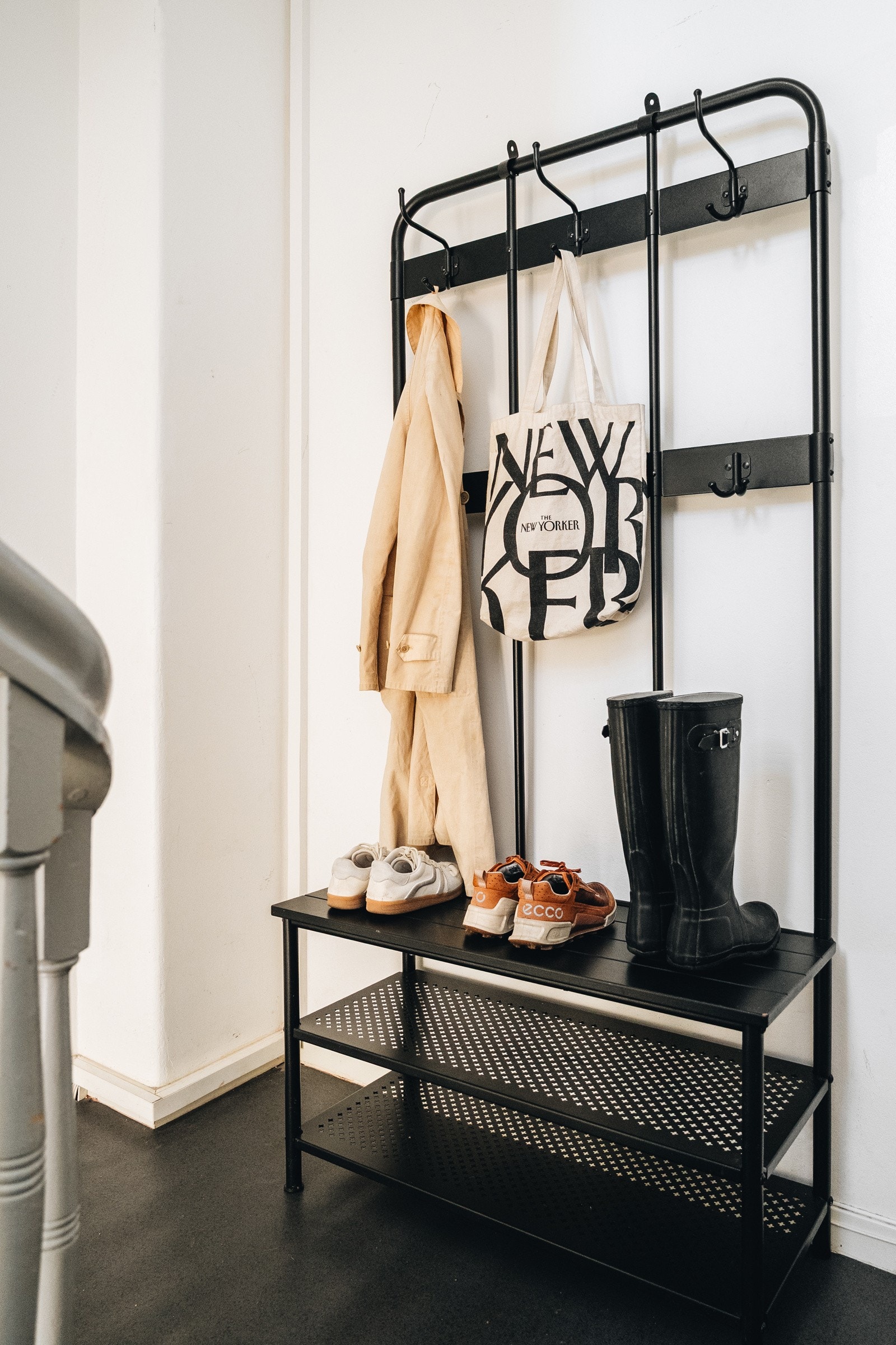 Utenfor inngangsdøren til leiligheten er det plass yttertøy og skohylle. Galleribilde