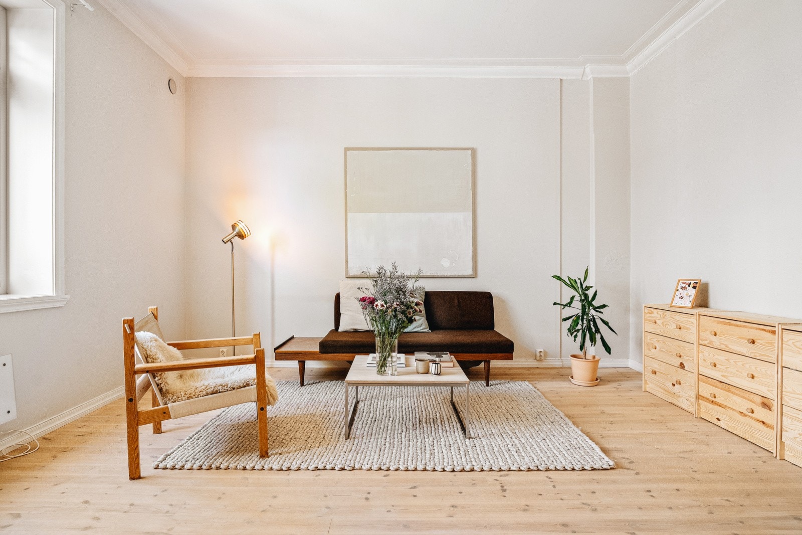 Stuen har flotte heltre furugulv og fine, store vindusflater ut mot den bilfrie gaten utenfor. Galleribilde