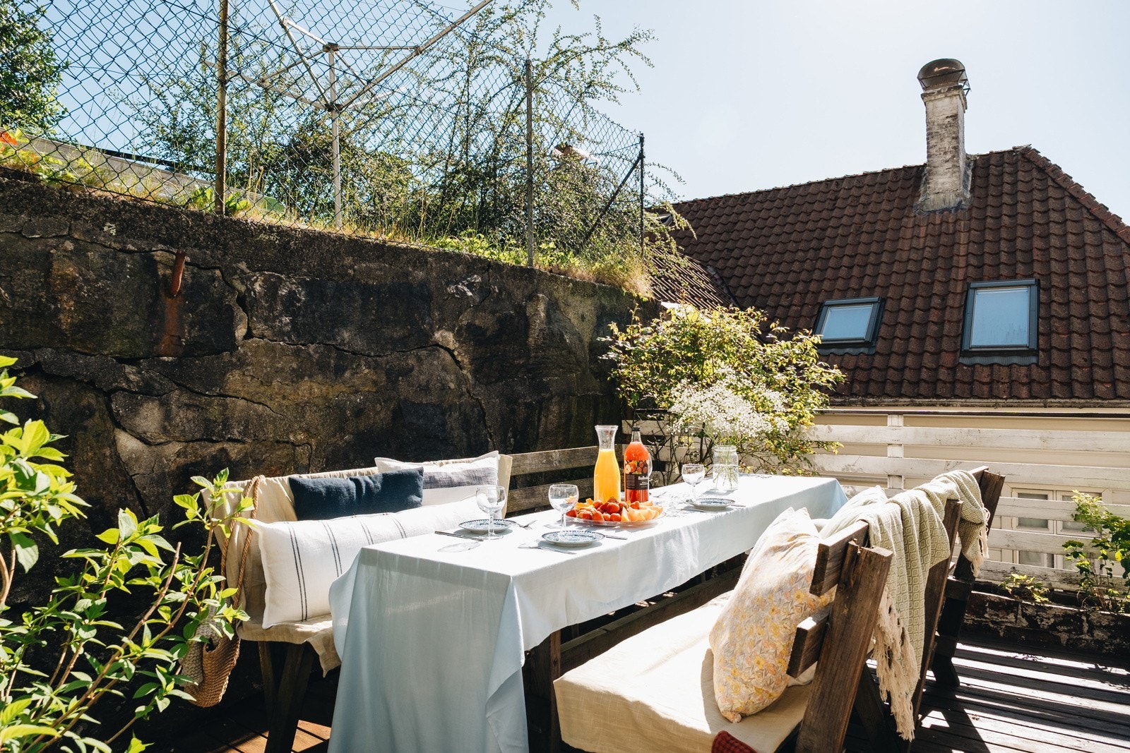 Uteplassen har sol på dagtid, men ligger likevel så lunt og fint at man kan sitte ute til langt på kveld sommerstid. Galleribilde