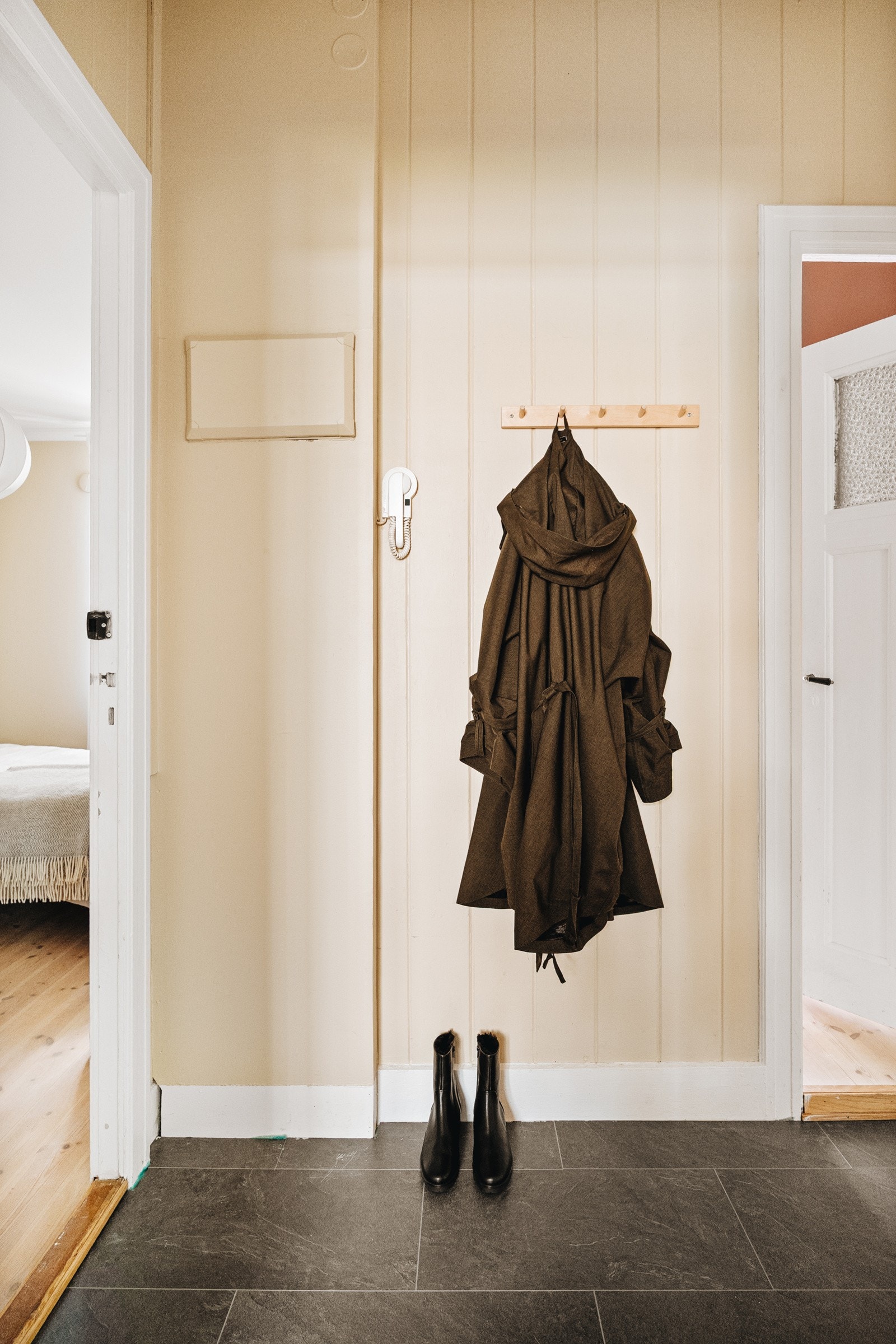 Gangen har plass til garderobeløsninger. Galleribilde