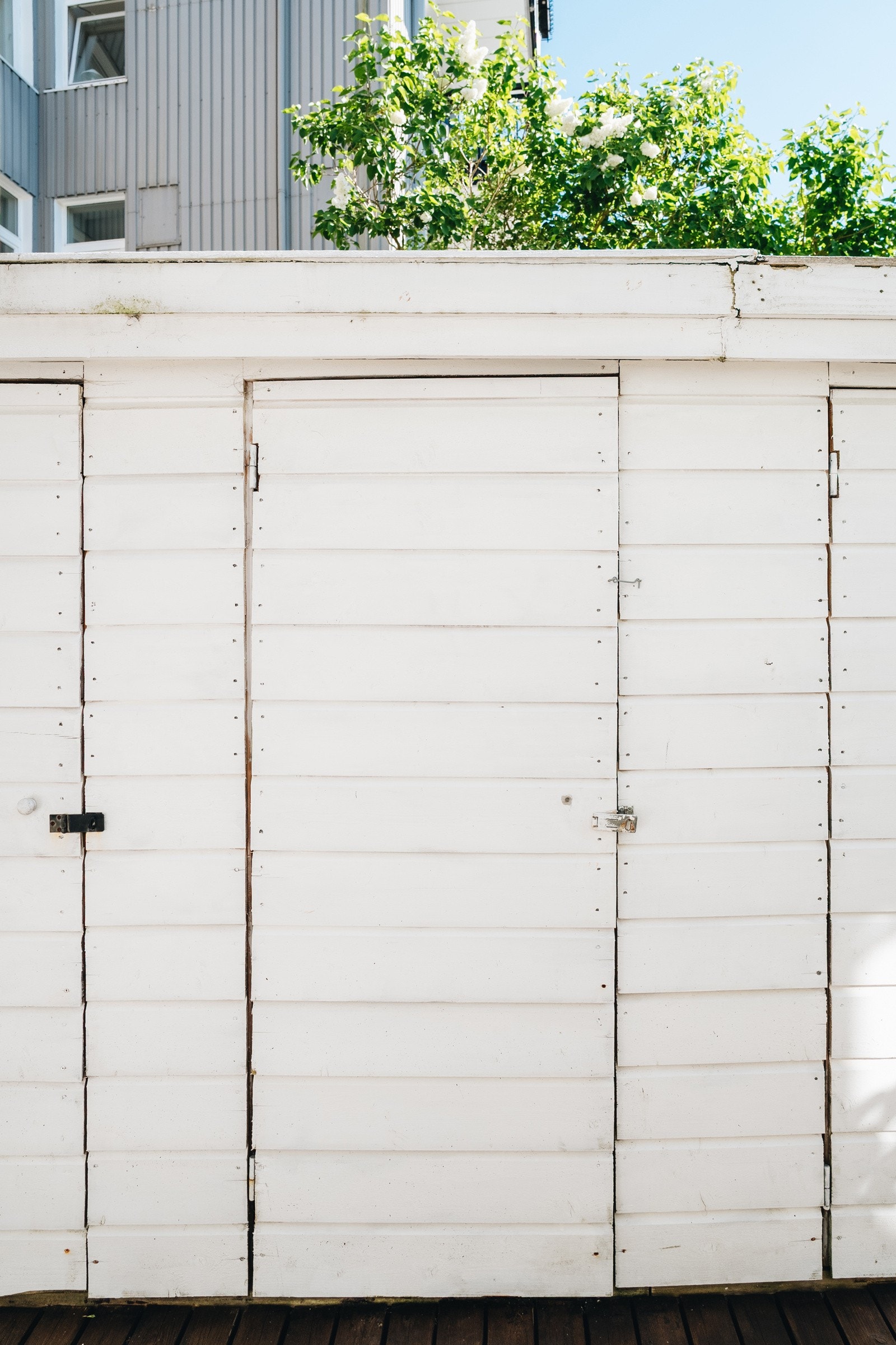 Praktisk utvendig bod til lagring i bakgård. Galleribilde