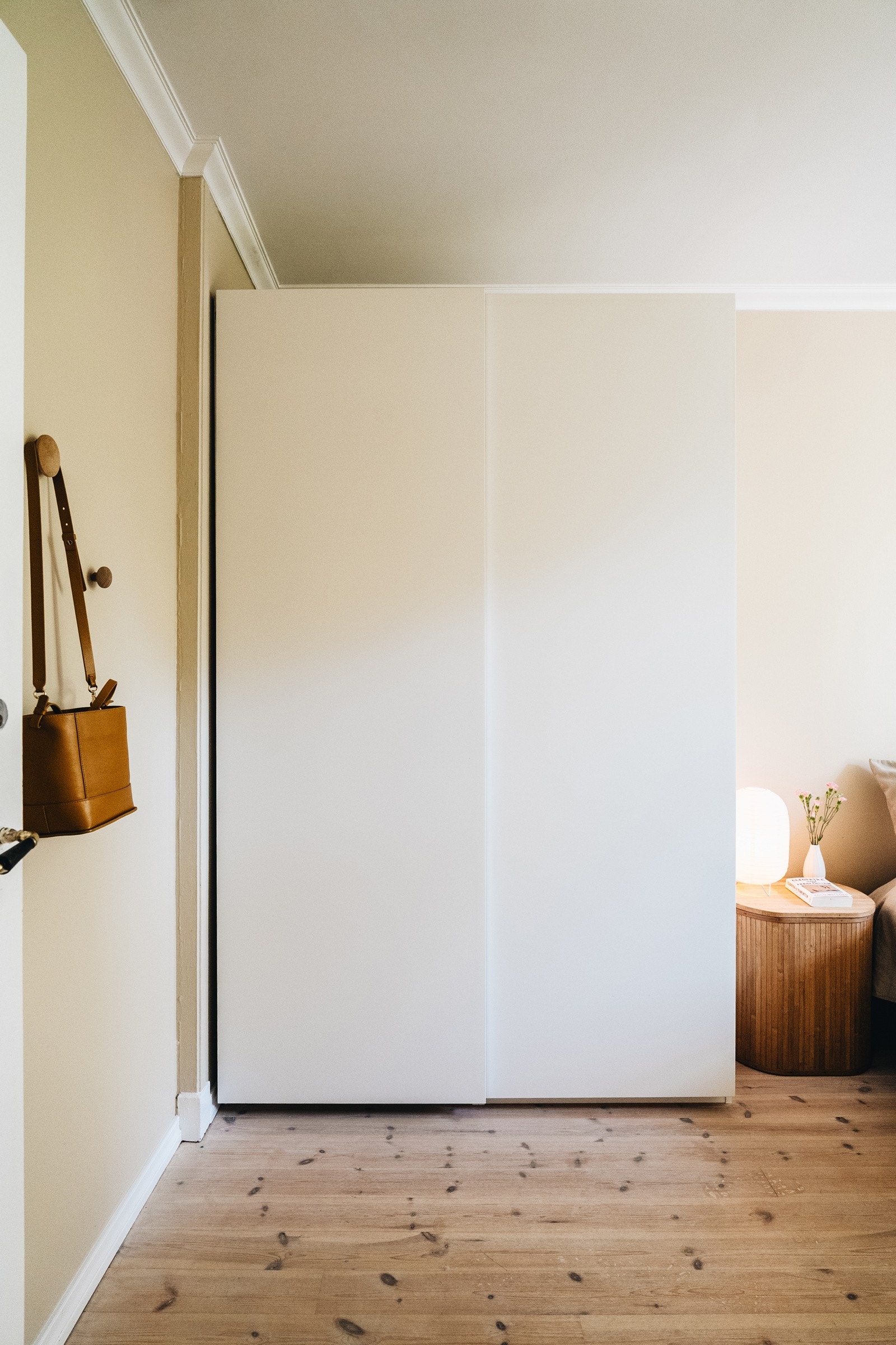 God plass til oppbevaring av tøy i skyvedørsgarderoben. Galleribilde