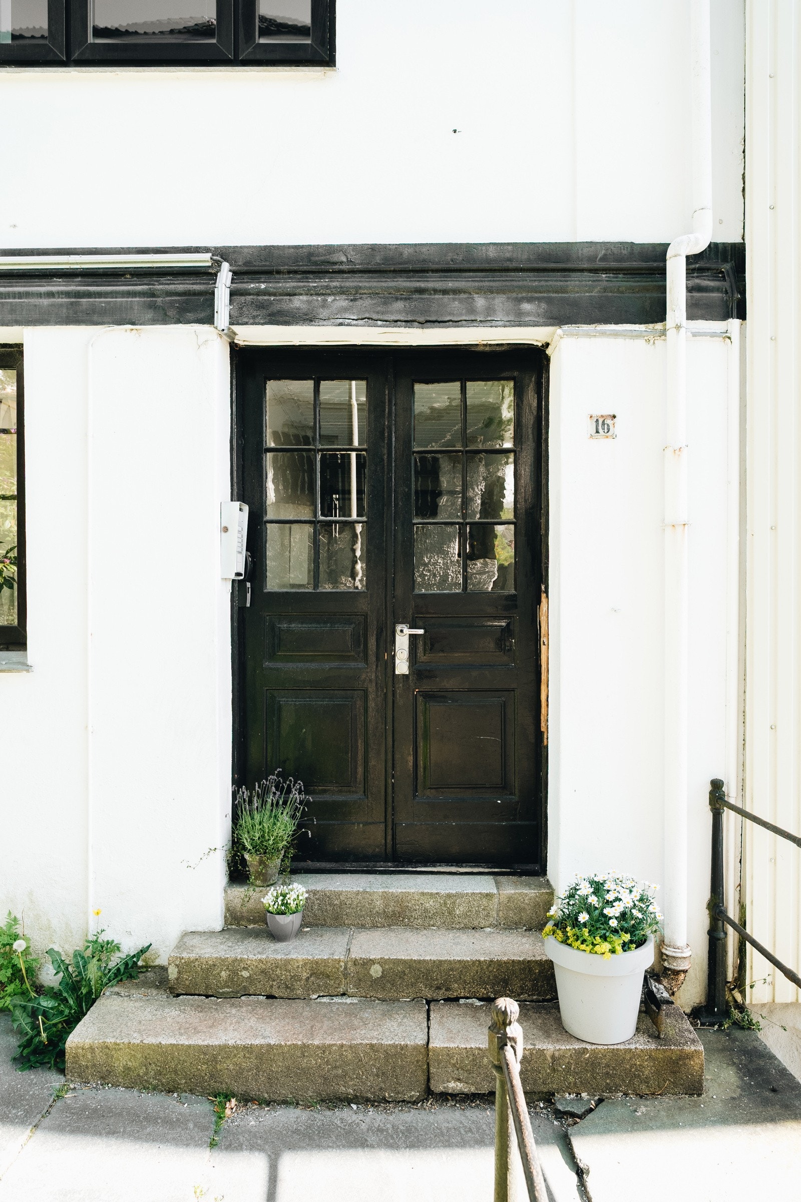 Staselig inngangsparti med flotte heltredører. Leiligheten ligger en etasje opp fra grunnplan. Galleribilde