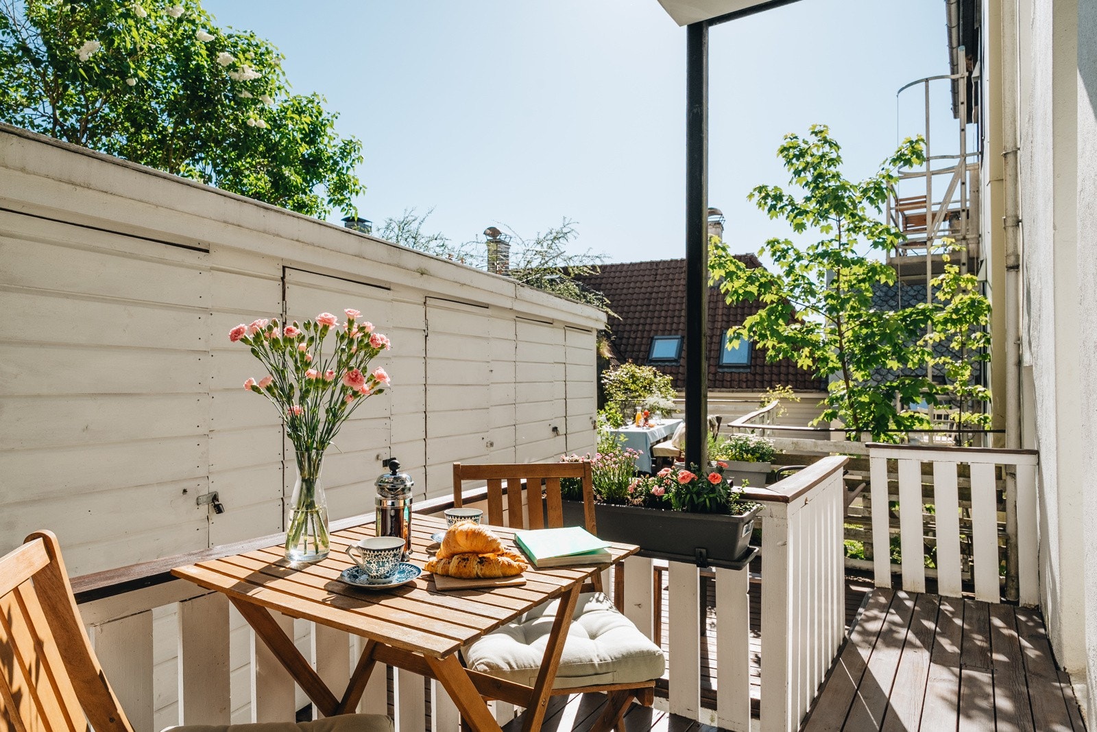 Sørvendt terrasse på 4,9 m² med utgang fra det minste soverommet - med videre tilkomst til felles bakgård. Galleribilde