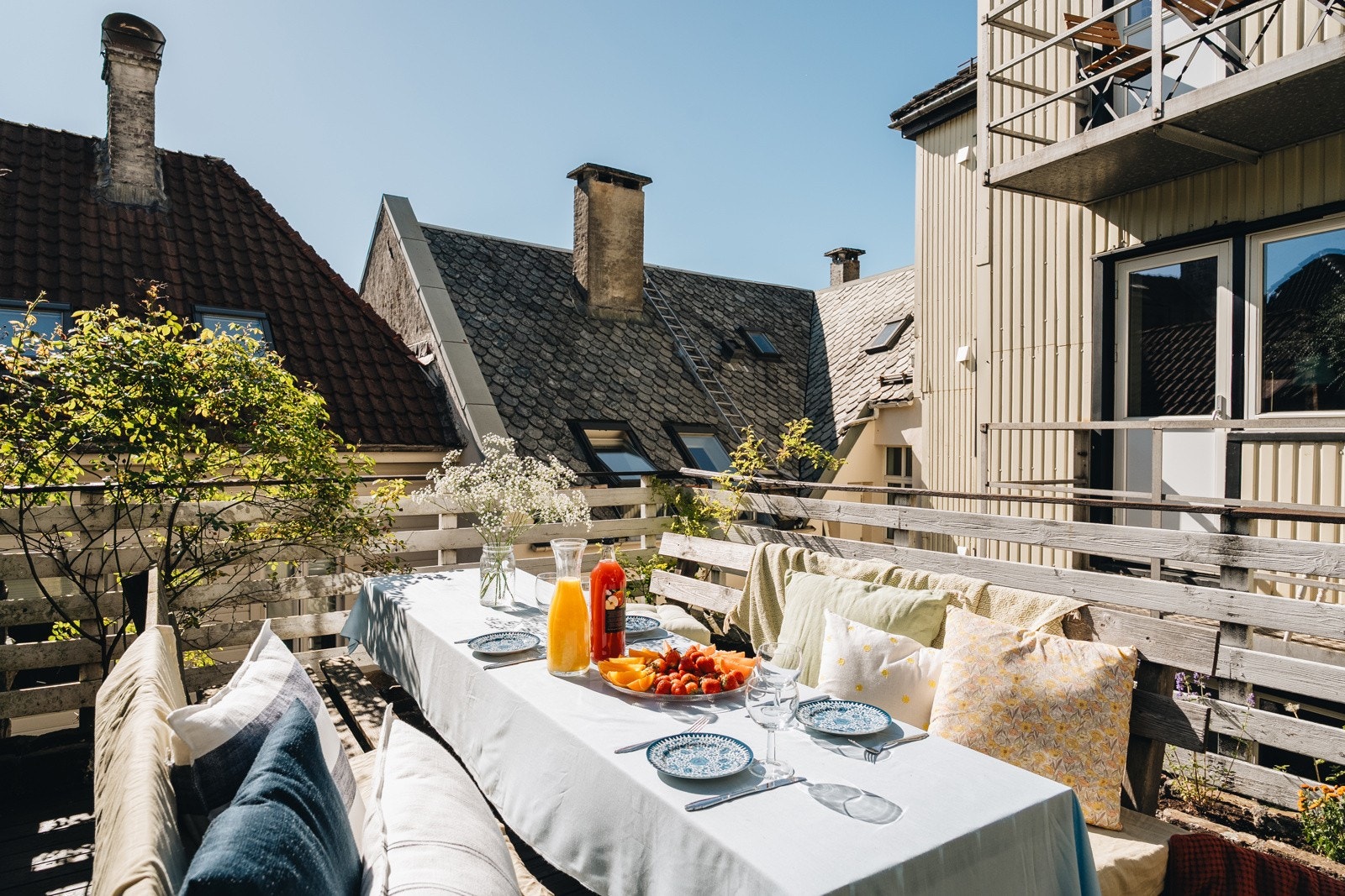 Nydelig uteplass i bakgård, som er felles for husets beboere. Galleribilde