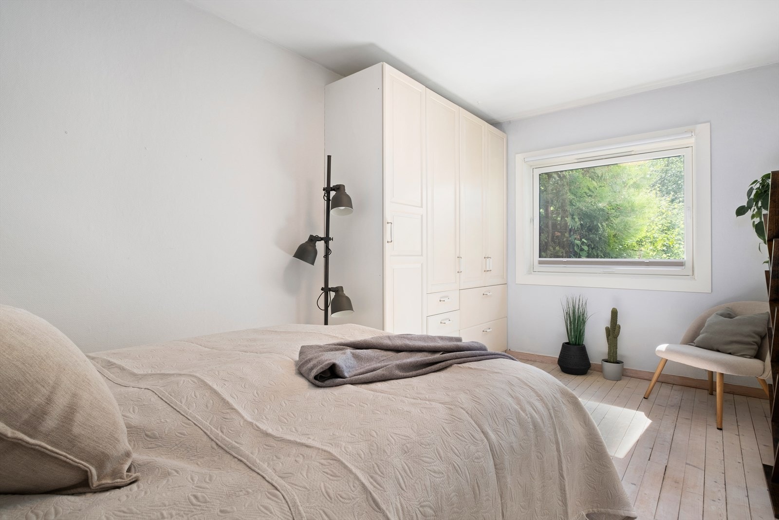 Det største soverommet er på hele 13m². Rommet er vendt mot byggets bakside, skjermet for støy. Galleribilde