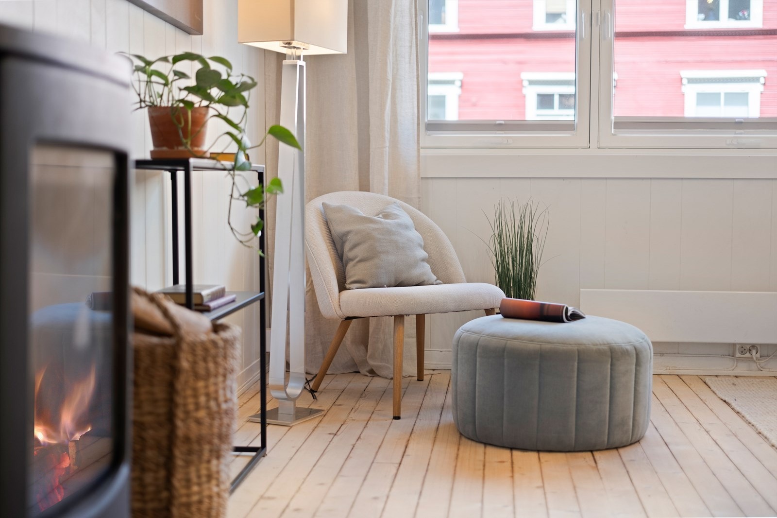 Leiligheten varmes opp via elektrisitet, samt en koselig vedovn som gir gode muligheter for kostnadsbesparende vedfyring. Galleribilde