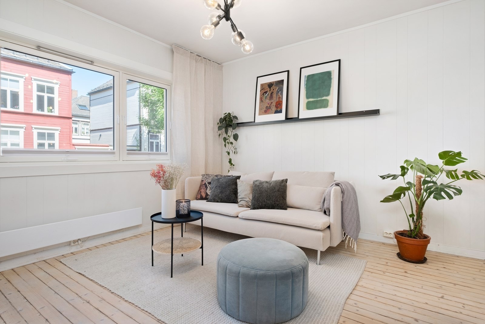 Felleskostnader utgjør kr. 4 134,- per måned og inkluderer blant annet betjening av fellesgjeld, TV/Bredbånd og drift av aksjelaget. Galleribilde