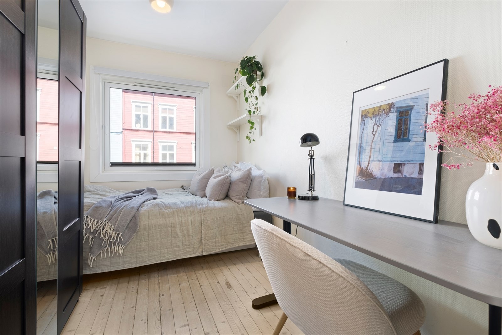 Det andre soverommet er av god størrelse på 6,8m². Rommet byr på gode møbleringsmuligheter og godt med oppbevaringsplass i garderobeskap. Galleribilde