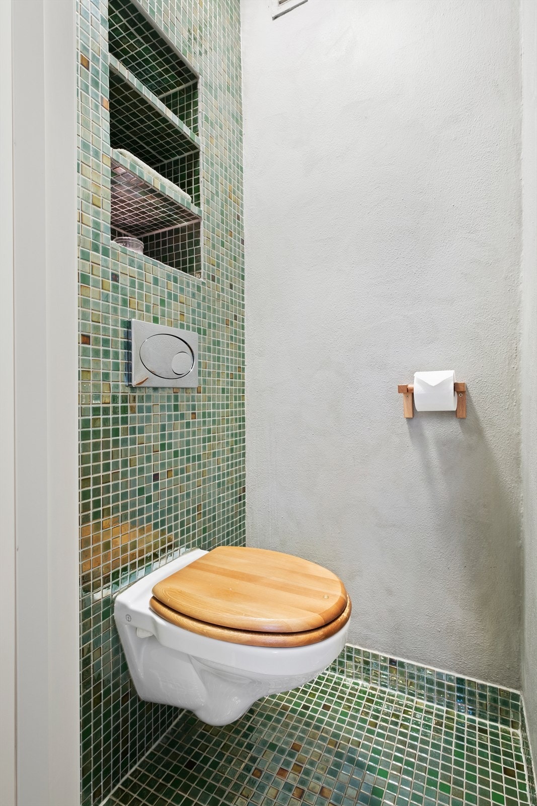 Toalettet fremstår i pen stand og har fått TG1 av takstmann. Det er innredet med veggmontert toalett og vask. Galleribilde