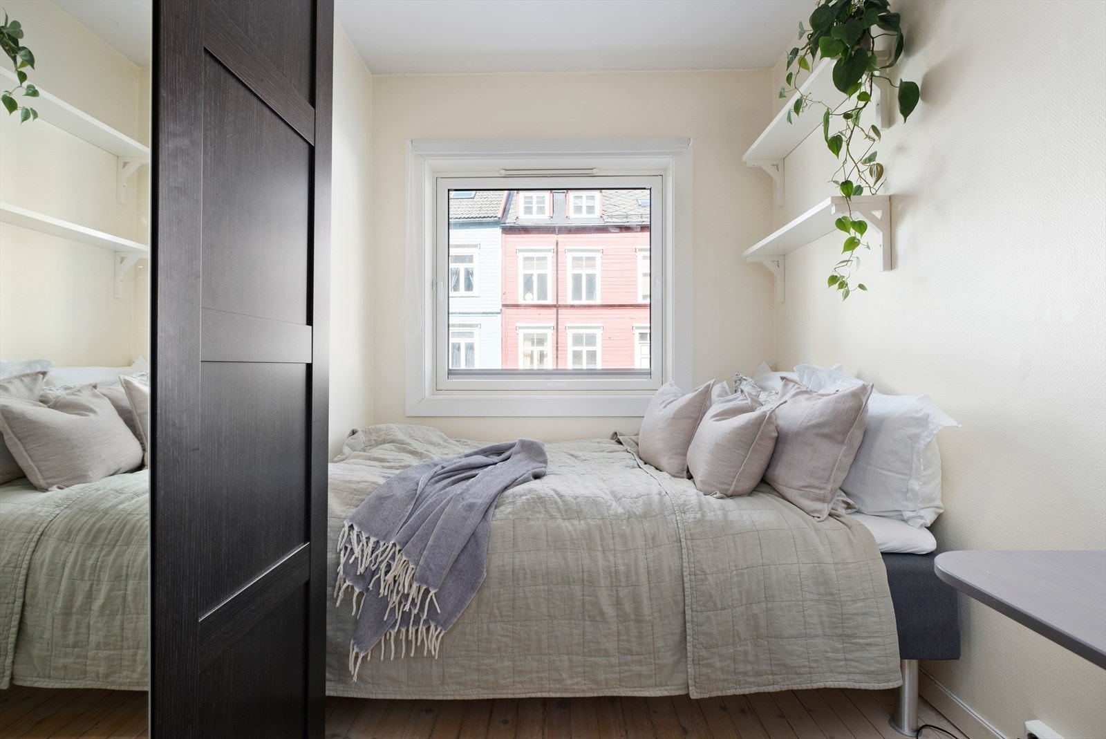 Soverommene ligger praktisk til på hver sin side av stuen. Galleribilde