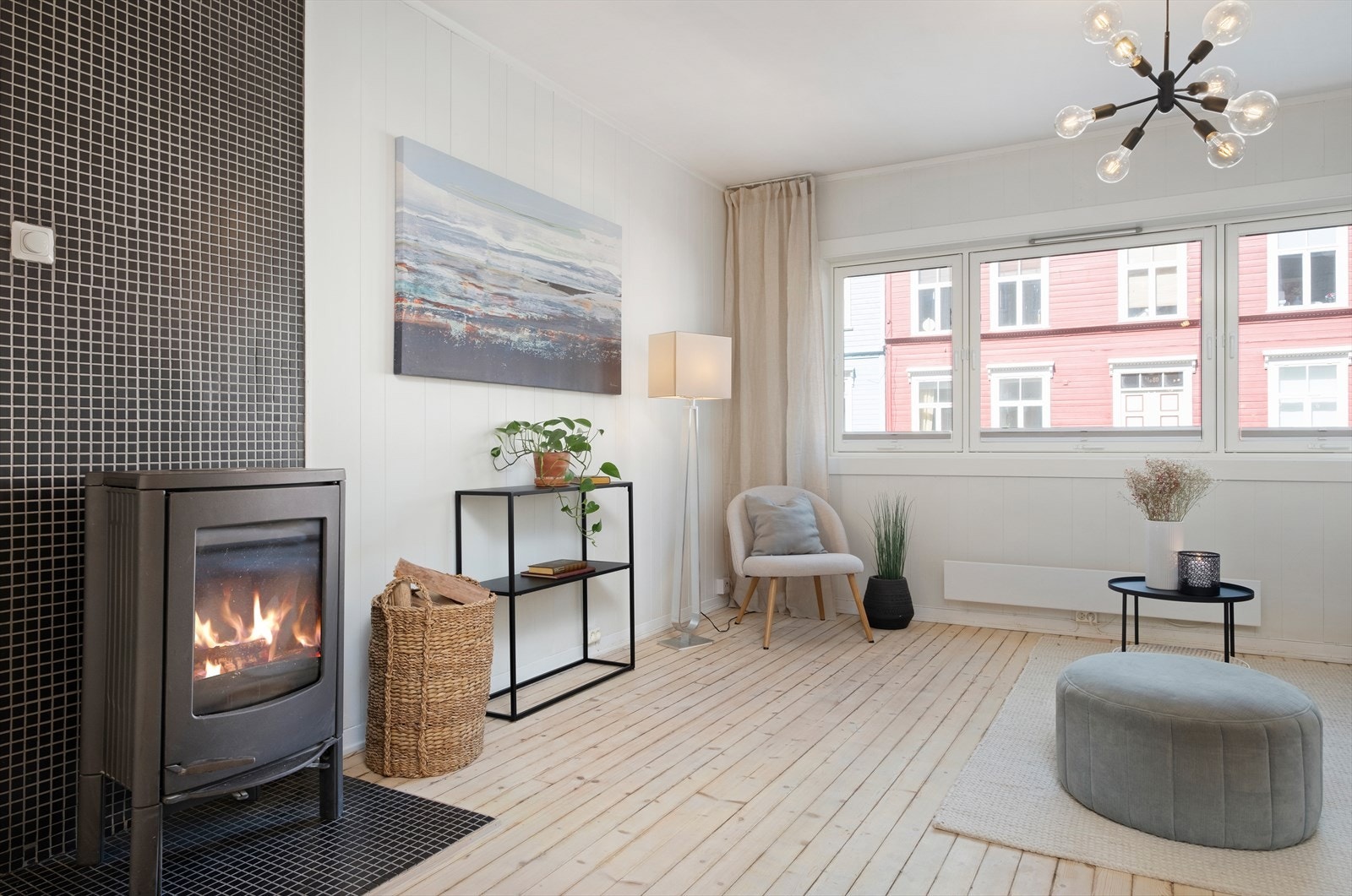 Stuens praktiske utforming byr på rikelig med muligheter for ønsket møblering. Vinduer er nye fra 2023 og fasaden er betydelig renovert i samme år! Galleribilde